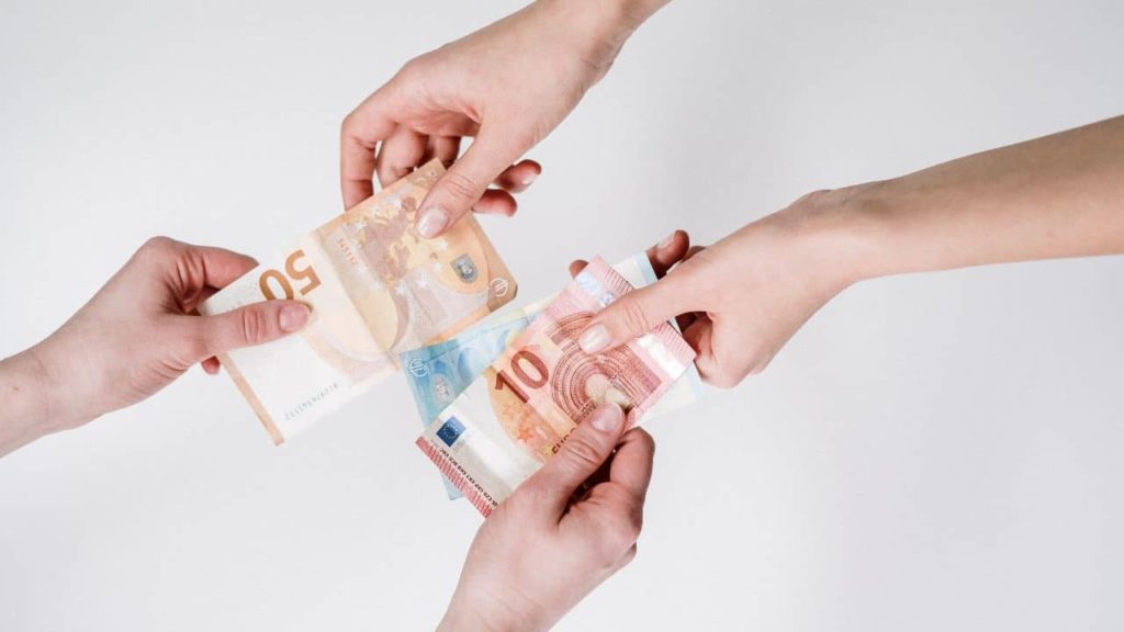 Radio intereconomía asturias - Algo contigo: pedir dinero a alguien le da miedo a los españoles